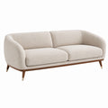 Sofá de tejido beige con estructura de madera y patas de detalles metálicos