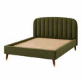 Cama doble tapizada en tela verde con estructura de madera y patas de metal